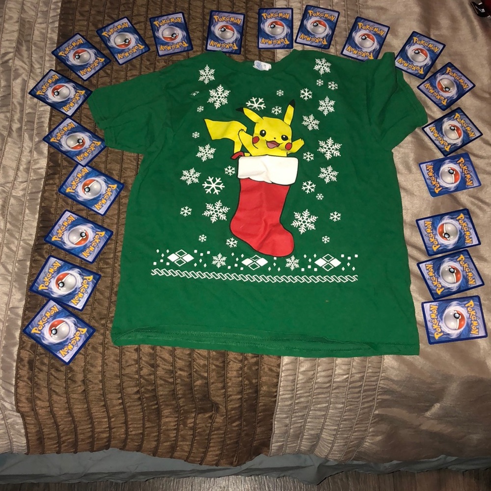 Pokémon T-Shirt plus 20 Random Cards